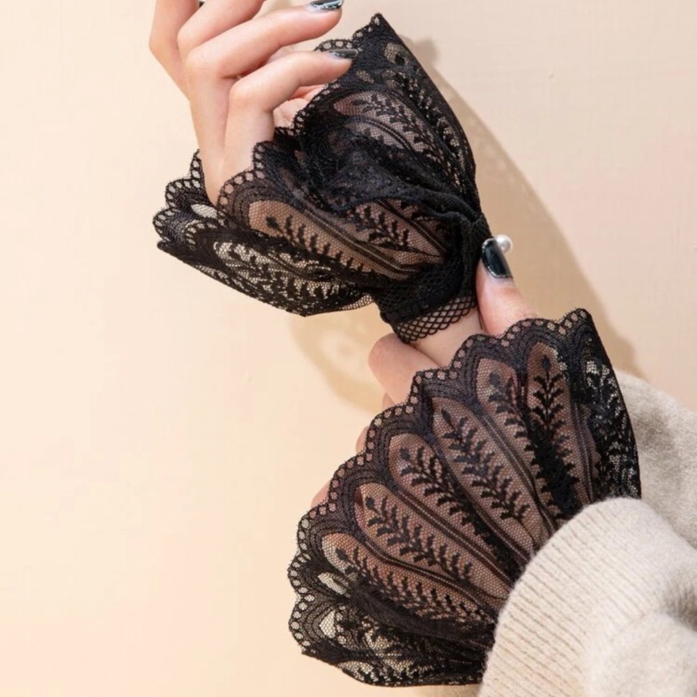 🎀 Lace Cuffs 🎀 - Picture 2 of 3